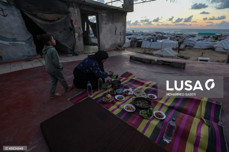 Palestina: Famílias deslocadas na cidade de Gaza quebram o jejum ao pôr do sol durante o Ramadão