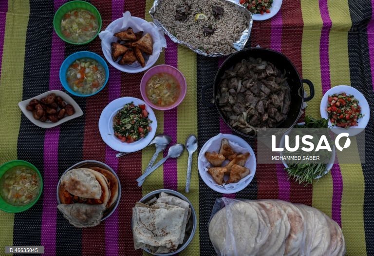 Palestina: Famílias deslocadas na cidade de Gaza quebram o jejum ao pôr do sol durante o Ramadão