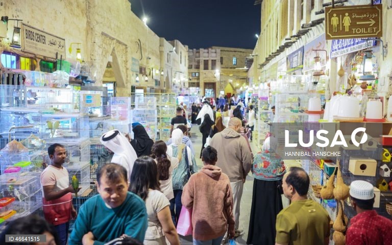 Qatar: Mercado de aves no mercado Souq Waqif, em Doha