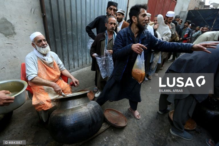Paquistão: Distribuição gratuita de alimentos durante o Ramadão em Peshawar