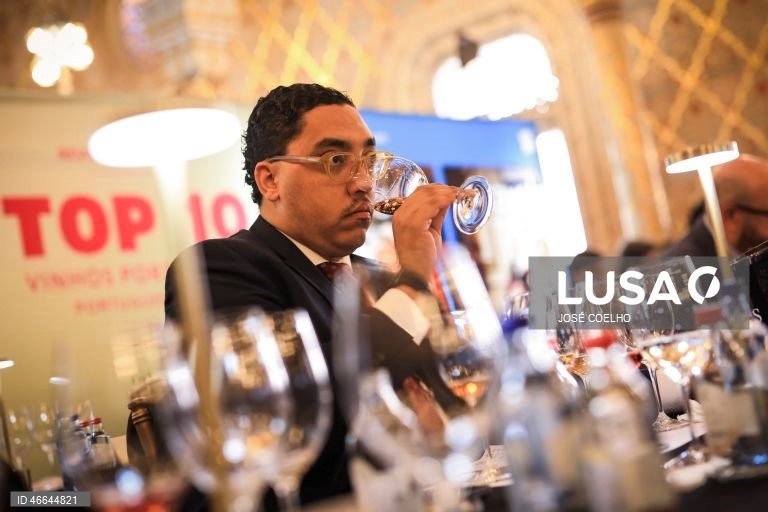 A member of the jury attends a wine tasting event during the opening day of the ‘Essencia do Vinho-Porto 2026’ at Bolsa Palace in Porto, Portugal, 26 February 2026. ‘Essencia do Vinho-Porto 2012’ runs from 26 February until 3rd March. JOSÉ COELHO/LUSA 