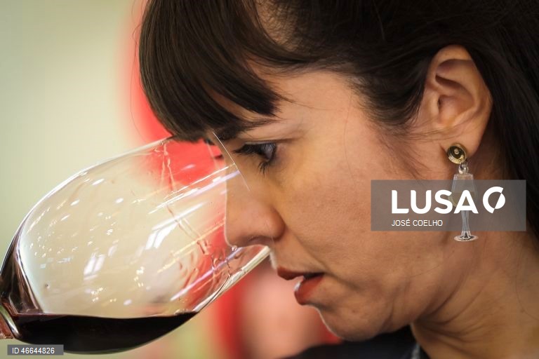 A member of the jury attends a wine tasting event during the opening day of the ‘Essencia do Vinho-Porto 2026’ at Bolsa Palace in Porto, Portugal, 26 February 2026. ‘Essencia do Vinho-Porto 2012’ runs from 26 February until 3rd March. JOSÉ COELHO/LUSA 