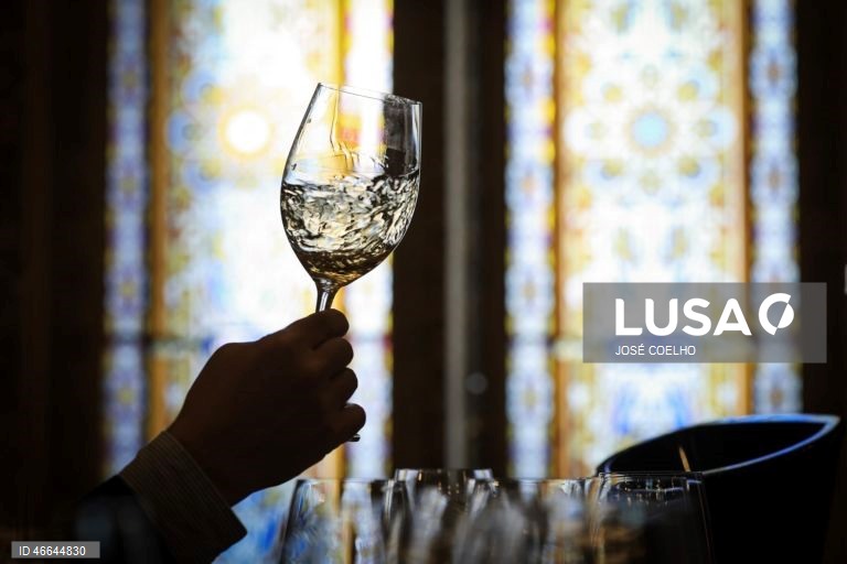 A member of the jury attends a wine tasting event during the opening day of the ‘Essencia do Vinho-Porto 2026’ at Bolsa Palace in Porto, Portugal, 26 February 2026. ‘Essencia do Vinho-Porto 2012’ runs from 26 February until 3rd March. JOSÉ COELHO/LUSA 
