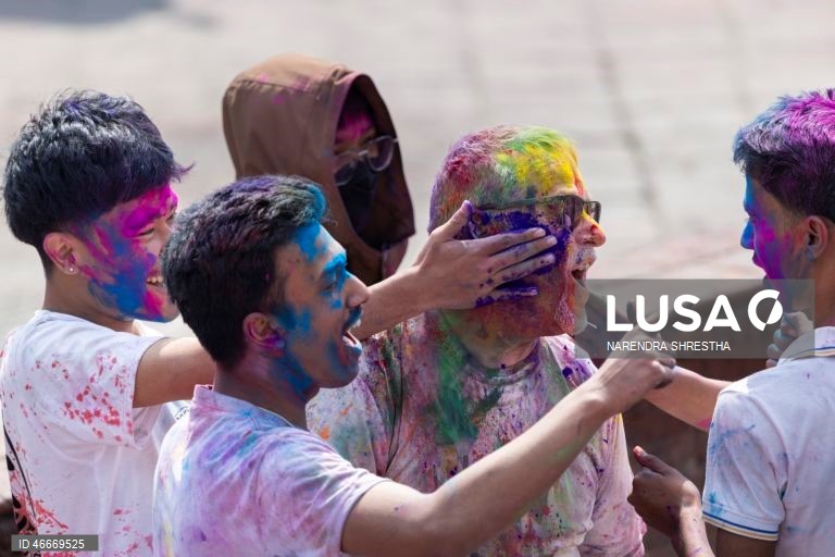 Celebrações do festival Holi no Nepal