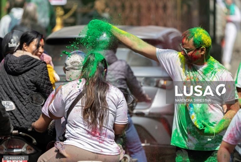 Celebrações do festival Holi no Nepal
