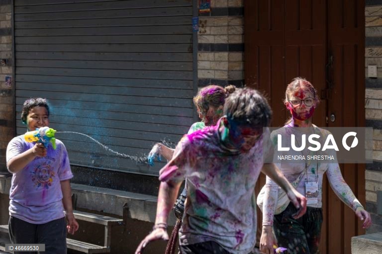 Celebrações do festival Holi no Nepal