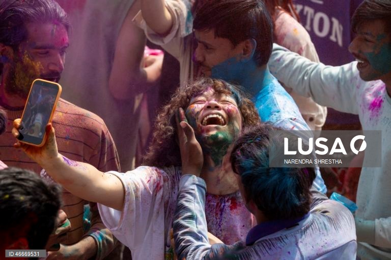 Celebrações do festival Holi no Nepal