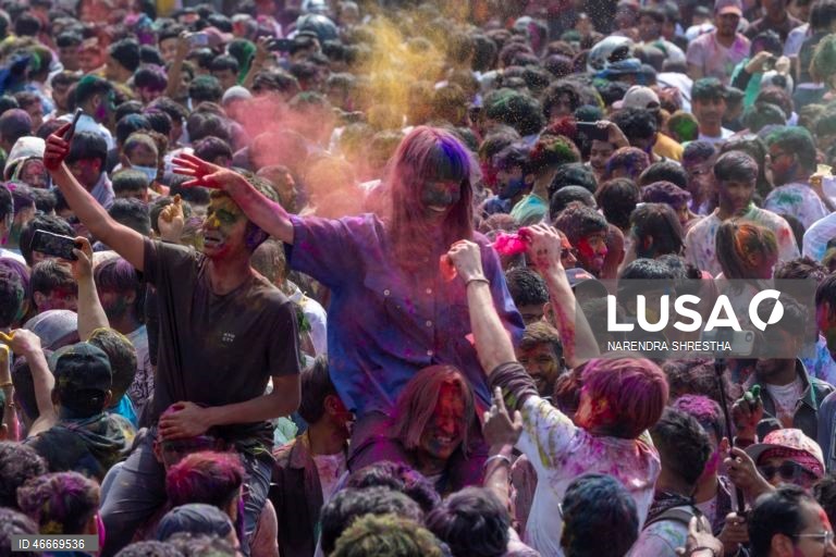 Celebrações do festival Holi no Nepal