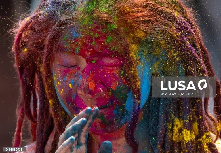 Celebrações do festival Holi no Nepal