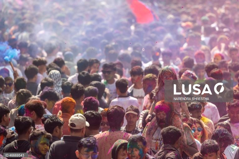Celebrações do festival Holi no Nepal