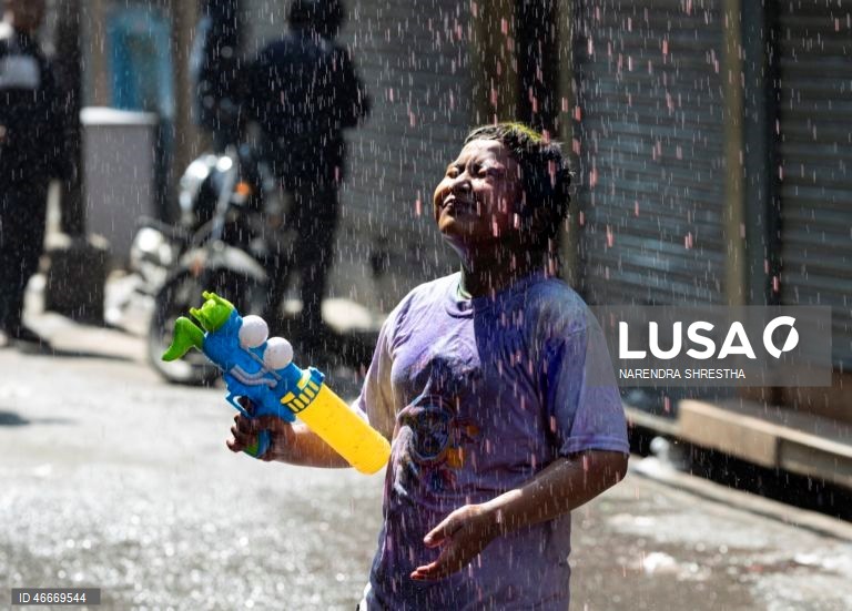 Celebrações do festival Holi no Nepal