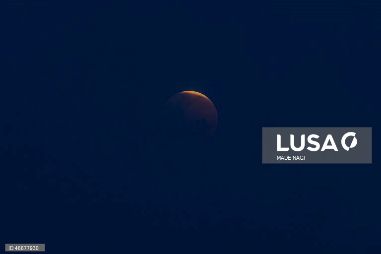 Lua de Sangue aparece durante eclipse lunar total