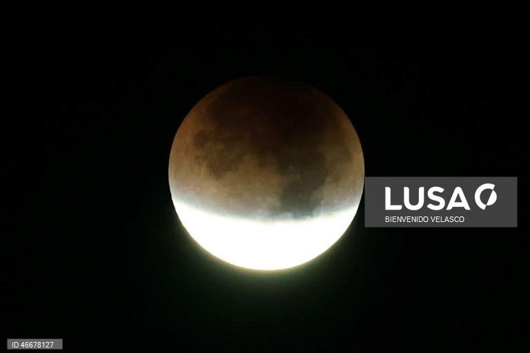Lua de Sangue aparece durante eclipse lunar total