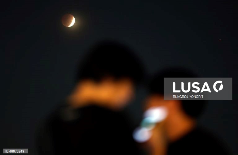Lua de Sangue aparece durante eclipse lunar total
