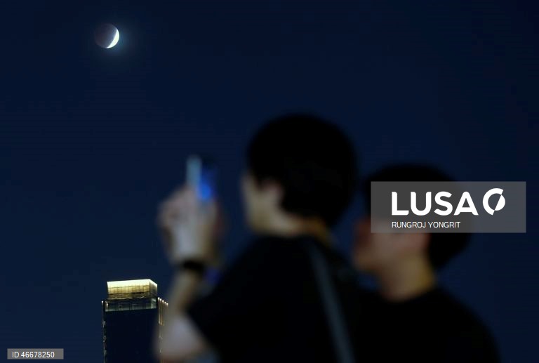 Lua de Sangue aparece durante eclipse lunar total