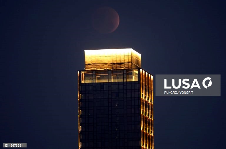 Lua de Sangue aparece durante eclipse lunar total