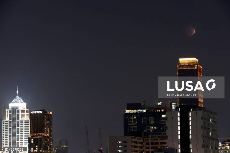 Lua de Sangue aparece durante eclipse lunar total