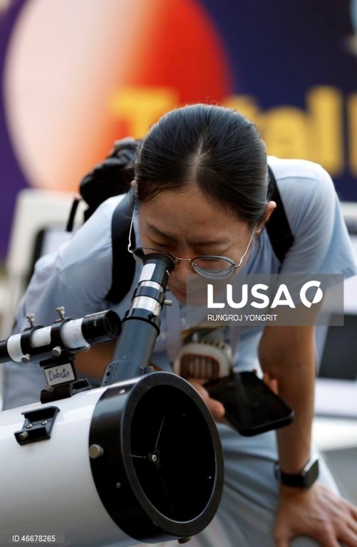 Lua de Sangue aparece durante eclipse lunar total