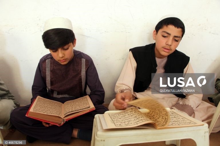 Afeganistão: Crianças leem o Corão durante as aulas em Kandahar