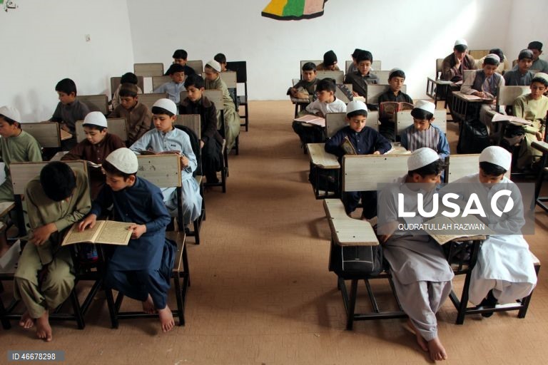 Afeganistão: Crianças leem o Corão durante as aulas em Kandahar