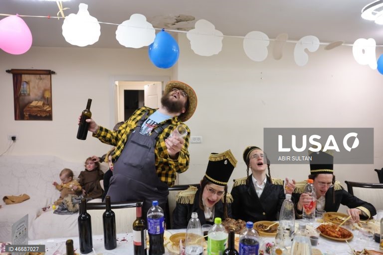 Judeus ultraortodoxos celebram o feriado judaico de Purim no bairro de Mea Shearim, em Jerusalém. Purim celebra a salvação dos judeus do genocídio na antiga Pérsia, conforme relatado no Pergaminho de Ester, e é um feriado de celebrações alegres, com fantasias e bebidas alcoólicas em público. 