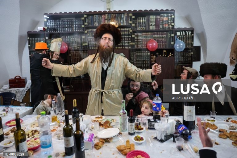 Judeus ultraortodoxos celebram o feriado judaico de Purim no bairro de Mea Shearim, em Jerusalém. Purim celebra a salvação dos judeus do genocídio na antiga Pérsia, conforme relatado no Pergaminho de Ester, e é um feriado de celebrações alegres, com fantasias e bebidas alcoólicas em público. 