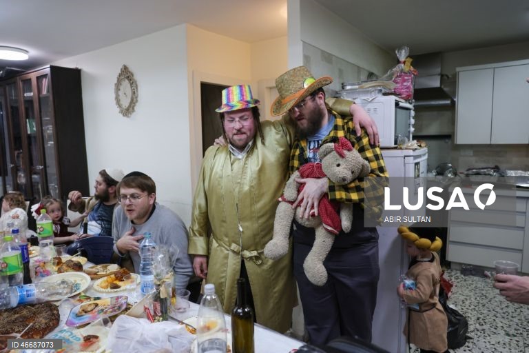 Judeus ultraortodoxos celebram o feriado judaico de Purim no bairro de Mea Shearim, em Jerusalém. Purim celebra a salvação dos judeus do genocídio na antiga Pérsia, conforme relatado no Pergaminho de Ester, e é um feriado de celebrações alegres, com fantasias e bebidas alcoólicas em público. 