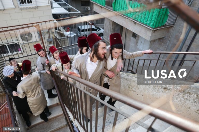 Judeus ultraortodoxos celebram o feriado judaico de Purim no bairro de Mea Shearim, em Jerusalém. Purim celebra a salvação dos judeus do genocídio na antiga Pérsia, conforme relatado no Pergaminho de Ester, e é um feriado de celebrações alegres, com fantasias e bebidas alcoólicas em público. 