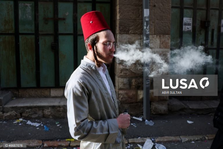 Judeus ultraortodoxos celebram o feriado judaico de Purim no bairro de Mea Shearim, em Jerusalém. Purim celebra a salvação dos judeus do genocídio na antiga Pérsia, conforme relatado no Pergaminho de Ester, e é um feriado de celebrações alegres, com fantasias e bebidas alcoólicas em público. 