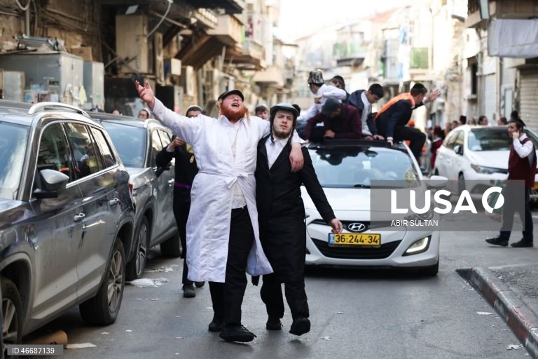 Judeus ultraortodoxos celebram o feriado judaico de Purim no bairro de Mea Shearim, em Jerusalém. Purim celebra a salvação dos judeus do genocídio na antiga Pérsia, conforme relatado no Pergaminho de Ester, e é um feriado de celebrações alegres, com fantasias e bebidas alcoólicas em público. 