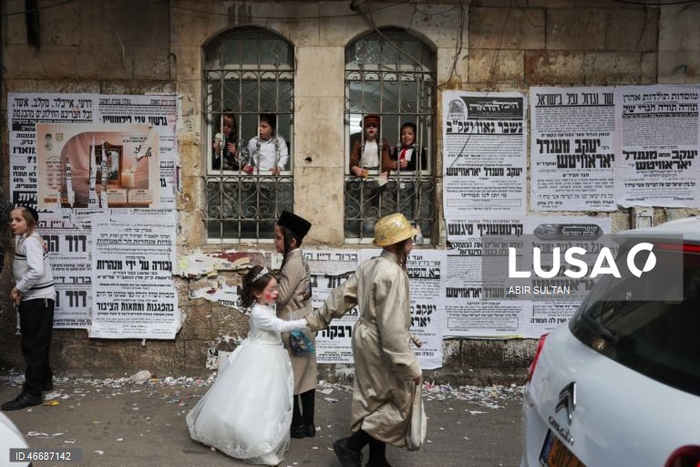 Judeus ultraortodoxos celebram o feriado judaico de Purim no bairro de Mea Shearim, em Jerusalém. Purim celebra a salvação dos judeus do genocídio na antiga Pérsia, conforme relatado no Pergaminho de Ester, e é um feriado de celebrações alegres, com fantasias e bebidas alcoólicas em público. 