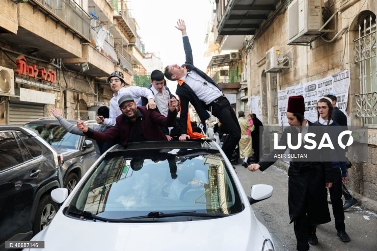 Judeus ultraortodoxos celebram o feriado judaico de Purim no bairro de Mea Shearim, em Jerusalém. Purim celebra a salvação dos judeus do genocídio na antiga Pérsia, conforme relatado no Pergaminho de Ester, e é um feriado de celebrações alegres, com fantasias e bebidas alcoólicas em público. 