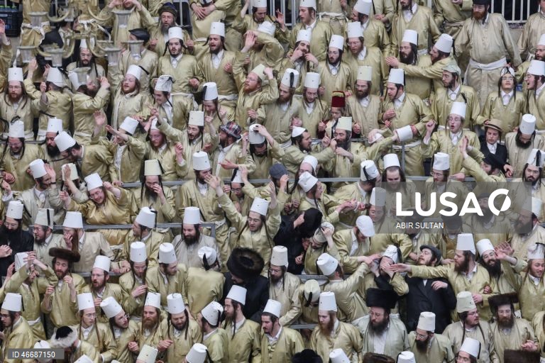Judeus ultraortodoxos celebram o feriado judaico de Purim no bairro de Mea Shearim, em Jerusalém. Purim celebra a salvação dos judeus do genocídio na antiga Pérsia, conforme relatado no Pergaminho de Ester, e é um feriado de celebrações alegres, com fantasias e bebidas alcoólicas em público. 