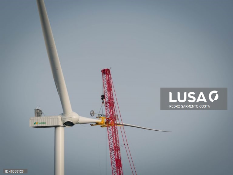Colocação das pás de 85 metros dos aerogeradores, que estão a ser instalados no Parque Eólico do Tâmega, em Salto, Montalegre, 04 de março de 2026. O Parque Eólico do Tâmega começa a produzir energia em junho, permitindo à Iberdrola combinar energia eólica e hídrica, num projeto considerado “pioneiro” e que funcionará em ligação com as barragens do Sistema Eletroprodutor do Tâmega. (ACOMPANHA TEXTO DA LUSA DO DIA 05 DE MARÇO DE 2026). PEDRO SARMENTO COSTA/LUSA
