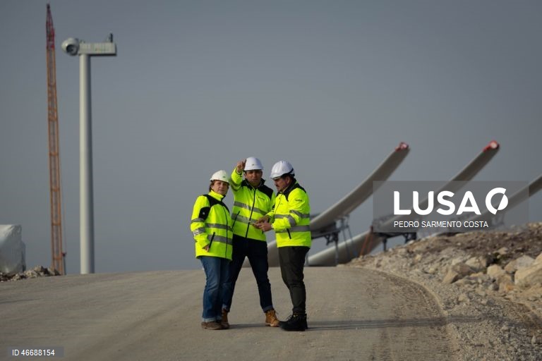 Técnicos conversam durante a construção do Parque Eólico do Tâmega, em Salto, Montalegre, 04 de março de 2026. O Parque Eólico do Tâmega começa a produzir energia em junho, permitindo à Iberdrola combinar energia eólica e hídrica, num projeto considerado “pioneiro” e que funcionará em ligação com as barragens do Sistema Eletroprodutor do Tâmega. (ACOMPANHA TEXTO DA LUSA DO DIA 05 DE MARÇO DE 2026). PEDRO SARMENTO COSTA/LUSA