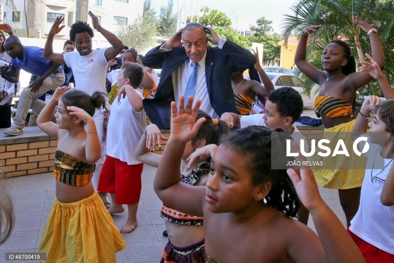 (3 de 30) Conjunto de fotografias dos dez anos de Presidência da República de Marcelo Rebelo de Sousa - O Presidente da República de Portugal, Marcelo Rebelo de Sousa (C), dança com alunas durante uma visita à Escola Portuguesa de Moçambique, em Maputo, Moçambique, 05 de maio de 2016. JOÃO RELVAS/LUSA