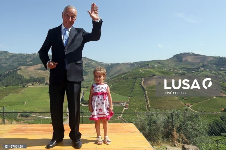 (4 de 30) Conjunto de fotografias dos dez anos de Presidência da República de Marcelo Rebelo de Sousa - O Presidente da República, Marcelo Rebelo de Sousa, acena junto a uma criança, durante uma visita a uma antiga escola do tempo do Estado Novo que foi agora transformada em habitação social, em Santa Marta de Penaguião, 04 de julho de 2016. JOSÉ COELHO/LUSA