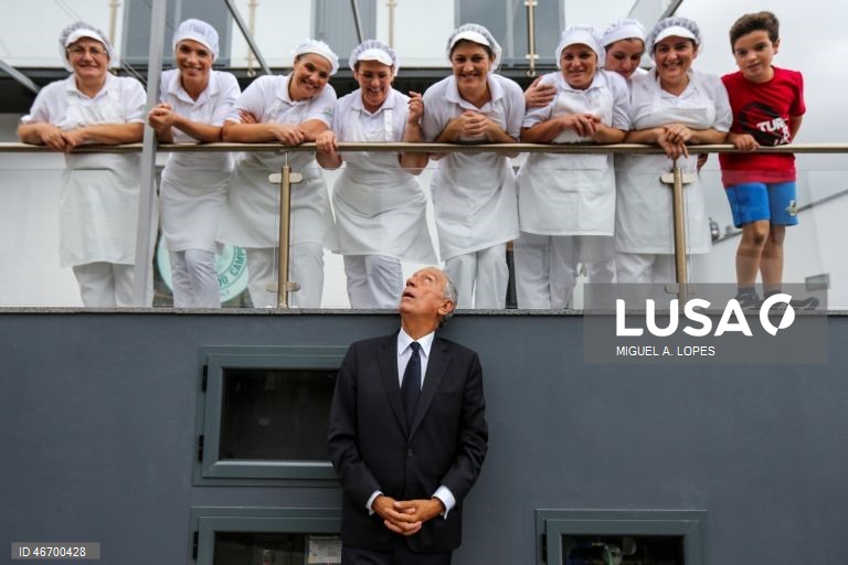(11 de 30) Conjunto de fotografias dos dez anos de Presidência da República de Marcelo Rebelo de Sousa - O Presidente da República, Marcelo Rebelo de Sousa, observa funcionárias, durante a visita à empresa de produção de queijadas da Vila, em Vila Franca do Campo, na ilha de São Miguel, nos Açores, 27 de outubro de 2017. MIGUEL A.LOPES/LUSA