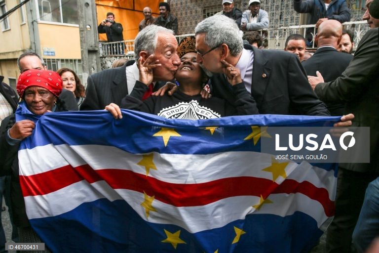 (12 de 30) Conjunto de fotografias dos dez anos de Presidência da República de Marcelo Rebelo de Sousa - O Presidente da República de Portugal, Marcelo Rebelo de Sousa (C-E), e o Presidente da República de Cabo Verde, Jorge Carlos Fonseca (C-D), beijam uma popular, durante a visita ao Bairro da Cova da Moura, na Amadora, 24 de novembro de 2017. JOSÉ SENA GOULÃO/LUSA