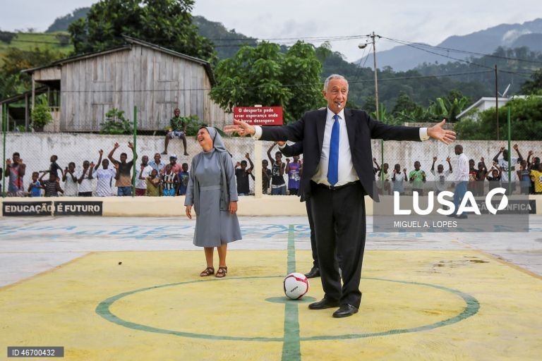 (13 de 30) Conjunto de fotografias dos dez anos de Presidência da República de Marcelo Rebelo de Sousa - O Presidente da República de Portugal, Marcelo Rebelo de Sousa (D), acompanhado pela freira portuguesa que lidera a Obra das Irmãs Franciscanas na cidade de Neves, irmã Lúcia (E), na inauguração de um campo de futebol a instituição religiosa, durante a visita de Estado a São Tomé e Príncipe, 21 de fevereiro de 2018. MIGUEL A. LOPES / LUSA