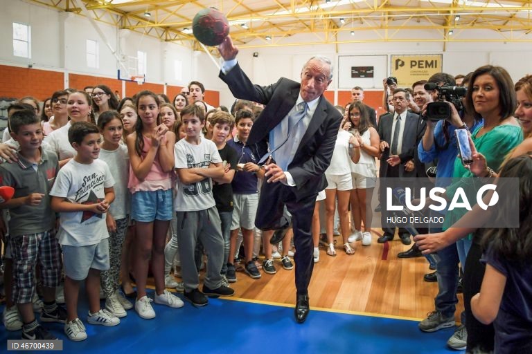 (16 de 30) Conjunto de fotografias dos dez anos de Presidência da República de Marcelo Rebelo de Sousa - O Presidente da República, Marcelo Rebelo de Sousa (C), joga andebol, durante a inauguração da obra de requalificação e conservação da Escola Básica e Secundária de Celorico de Basto, 17 de setembro de 2018. HUGO DELGADO/LUSA