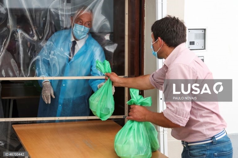(18 de 30) Conjunto de fotografias dos dez anos de Presidência da República de Marcelo Rebelo de Sousa - O Presidente da República, Marcelo Rebelo de Sousa (E), entrega sacos com alimentos a um utente, durante a visita à Associação das Cozinhas Económicas Rainha Santa Isabel, em Coimbra, 10 de julho de 2020. PAULO NOVAIS/LUSA