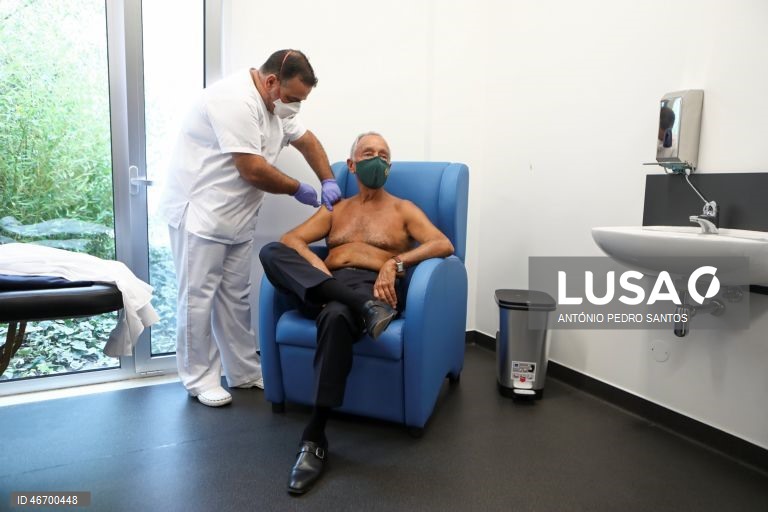 (19 de 30) Conjunto de fotografias dos dez anos de Presidência da República de Marcelo Rebelo de Sousa - O Presidente da República, Marcelo Rebelo de Sousa (D), é vacinado contra a gripe na Unidade de Saúde Familiar (USF) Descobertas, em Lisboa, 19 de outubro de 2020. ANTÓNIO PEDRO SANTOS/LUSA