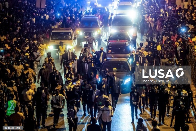 (20 de 30) Conjunto de fotografias dos dez anos de Presidência da República de Marcelo Rebelo de Sousa - O Presidente da República, Marcelo Rebelo de Sousa (C), acena aos populares, durante o percurso entre o aeroporto internacional Osvaldo Vieira e o centro de Bissau, no início da visita oficial que decorre entre 17 e 18 de maio, em Bissau, na Guiné-Bissau, 17 de maio de 2021. JOSÉ SENA GOULÃO/LUSA