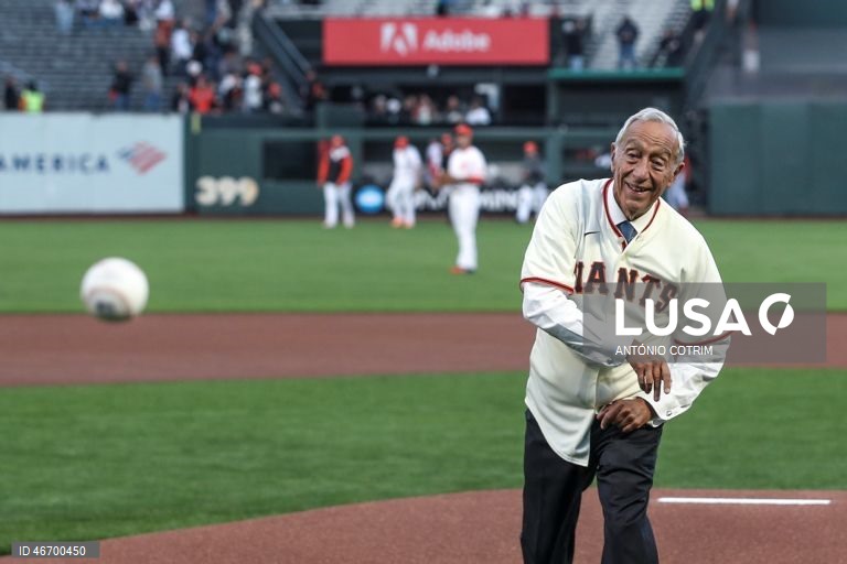 (21 de 30) Conjunto de fotografias dos dez anos de Presidência da República de Marcelo Rebelo de Sousa - O Presidente da República, Marcelo Rebelo de Sousa, durante o lançamento da bola de saída no início do jogo entre as equipas dos Giants vs Colorado Rockies, em San Francisco, Califórnia, Estados Unidos, 27 de setembro de 2022. ANTÓNIO COTRIM/LUSA
