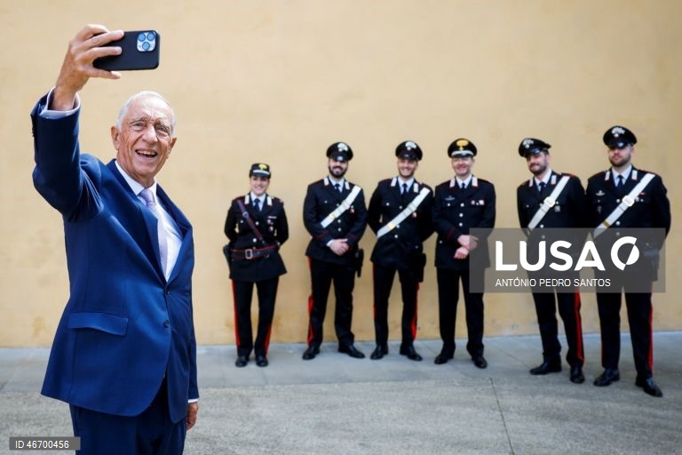 (26 de 30) Conjunto de fotografias dos dez anos de Presidência da República de Marcelo Rebelo de Sousa - O Presidente da República, Marcelo Rebelo de Sousa (E), tira uma selfie com polícias italianos no final da sessão de abertura da Conferência sobre o Estado da União, subordinada ao tema "Uma nova era: moldar o futuro através dos valores europeus", no Instituto Universitário Europeu, em Florença, Itália, 23 de maio de 2024. ANTÓNIO PEDRO SANTOS/LUSA