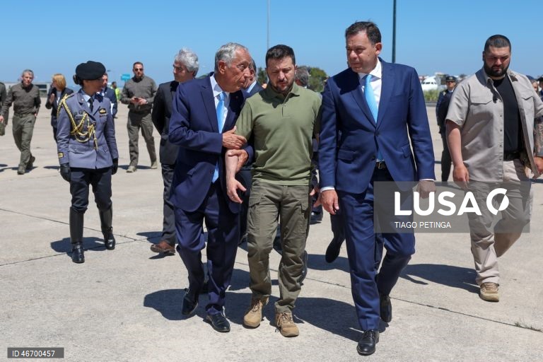 (27 de 30) Conjunto de fotografias dos dez anos de Presidência da República de Marcelo Rebelo de Sousa - O Presidente da República, Marcelo Rebelo de Sousa (C-E), acompanhado pelo primeiro-ministro, Luís Montenegro C-D), dão as boas-vindas ao Presidente da Ucrânia, Volodymyr Zelensky (C), à chegada ao aeroporto de Figo Maduro, em Lisboa, 28 de maio de 2024. TIAGO PETINGA/LUSA