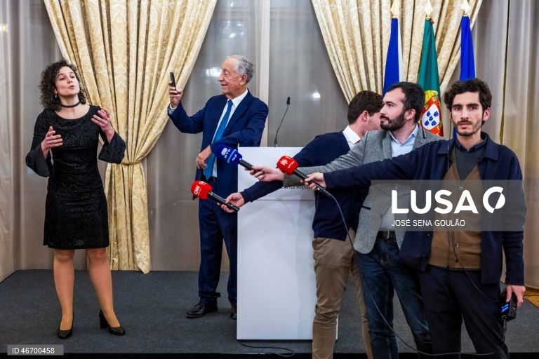 (28 de 30) Conjunto de fotografias dos dez anos de Presidência da República de Marcelo Rebelo de Sousa - O Presidente da República, Marcelo Rebelo de Sousac(C), filma uma cantora portuguesa que canta um fado, durante uma receção à comunidade portuguesa, no Palácio Kaiserstein, em Praga, República Checa, 04 de fevereiro de 2025. JOSÉ SENA GOULÃO/LUSA