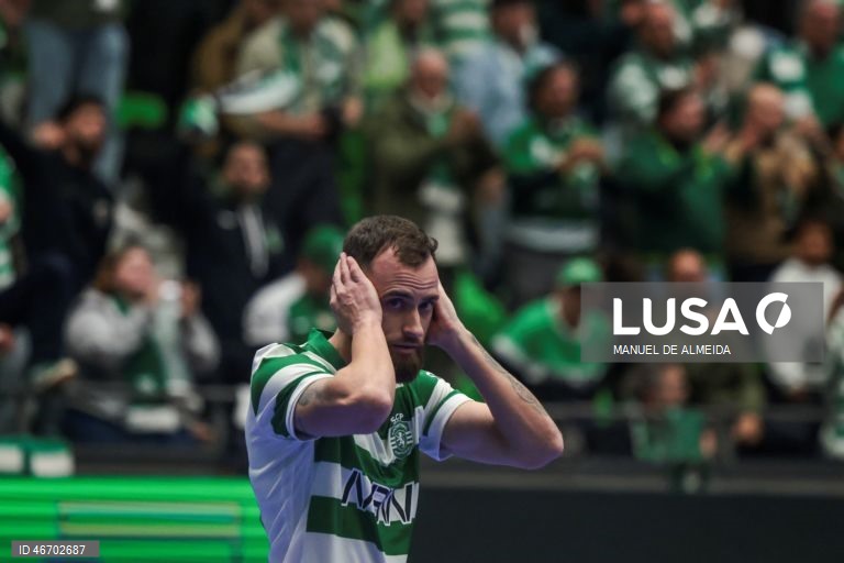 O Sporting garantiu hoje a sua sexta presença consecutiva na ‘final four’ da Liga dos Campeões de futsal impondo-se ao Benfica por 7-4, na segunda mão dos quartos de final, recuperando da derrota averbada na casa dos campeões nacionais.