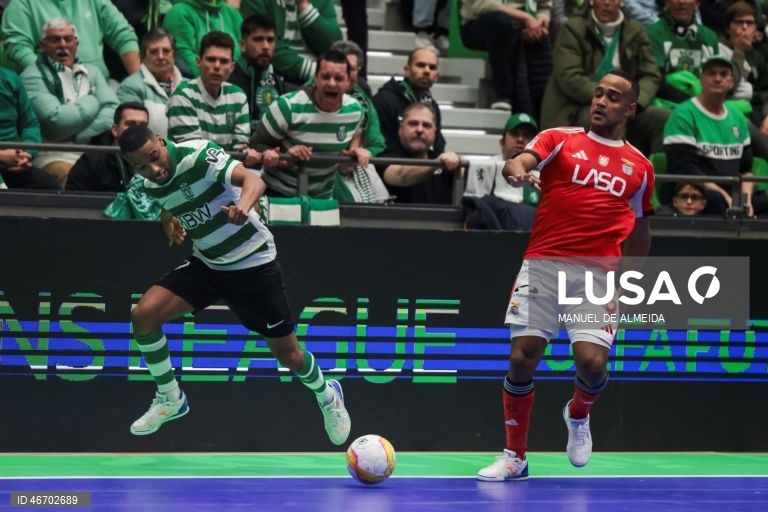 O Sporting garantiu hoje a sua sexta presença consecutiva na ‘final four’ da Liga dos Campeões de futsal impondo-se ao Benfica por 7-4, na segunda mão dos quartos de final, recuperando da derrota averbada na casa dos campeões nacionais.